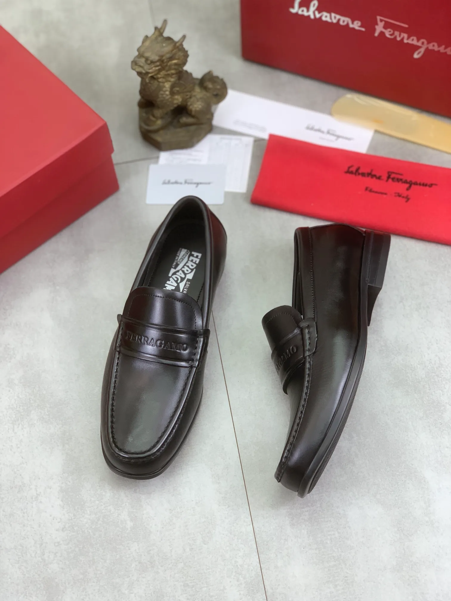 Men's Men's Shoes 💰P460💰[New Style] Water-dyed Niuli 🆘[Salvatore Ferragamo] Ferragamo's latest casual business leather shoes for men! Available at counters simultaneously! The fabric is made of specially imported original calfskin, and the interior is made of imported water-dyed cowhide. It is absolutely luxurious and leads the fashion trend. Matching code: 38-45; 3⃣️ colors available